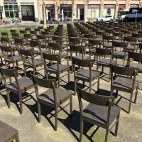 140 leere Stühle in Leipzig
